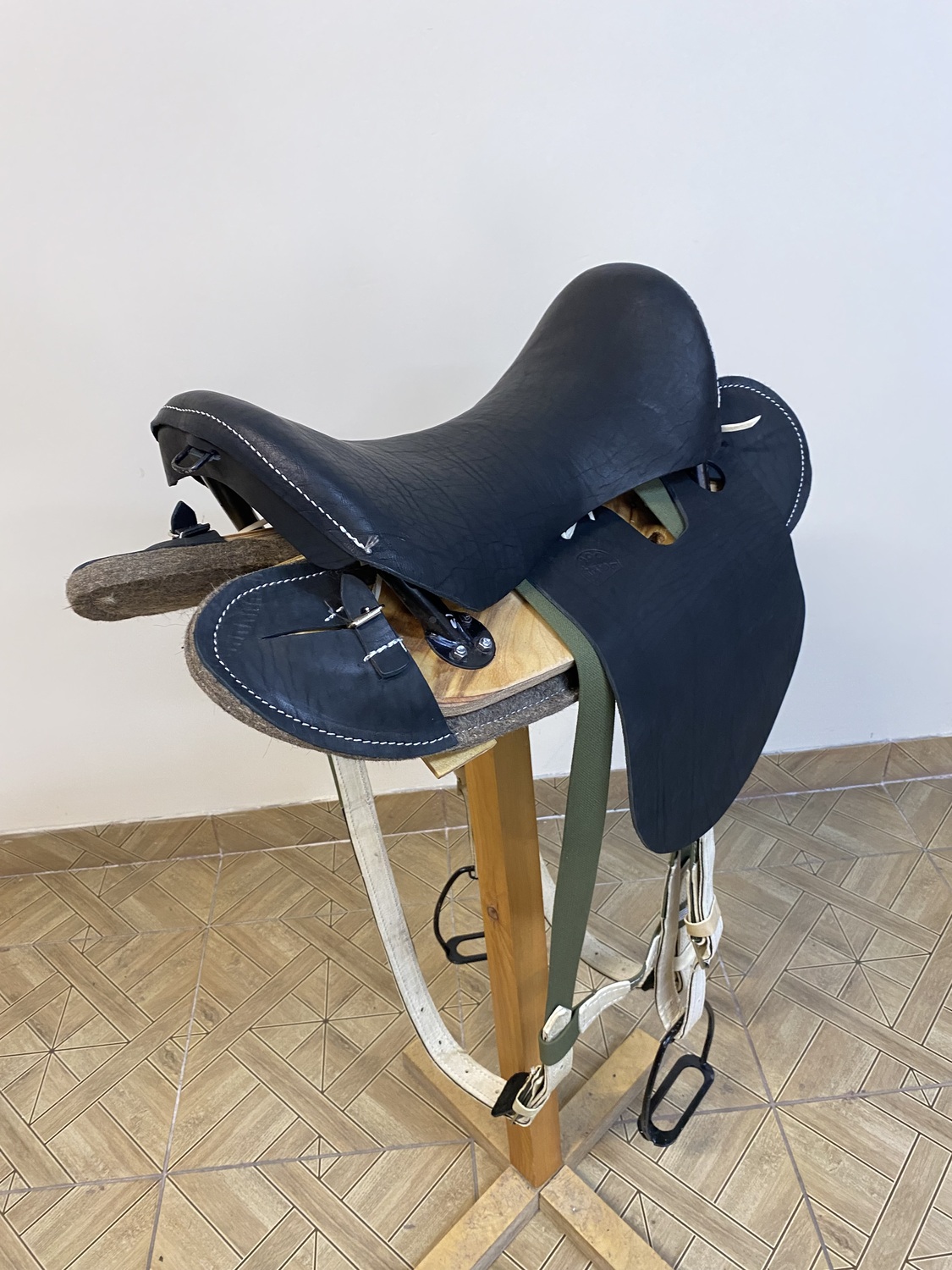 Седло кавалерийское без потника и оголовья